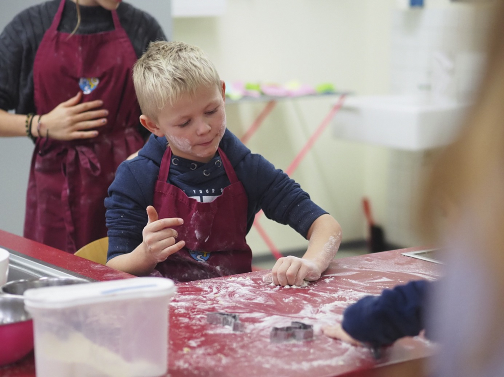 Plätzchen backen im Advent (Kooperation Klasse 2 – Klasse 8)