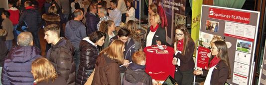 Schüler der Fürstabt-Gerbert-Schule können bei Berufsinfoabend im Kurhaus Menzenschwand Kontakte zu Unternehmen knüpfen
